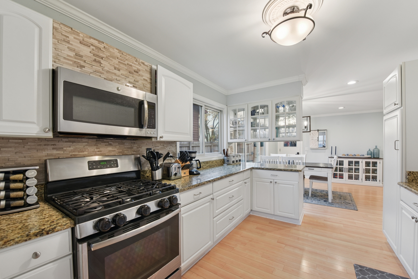 186 Ivy Lane Bloomingdale, IL 60108 - Photo 7 of 38 a kitchen with a stove and a microwave