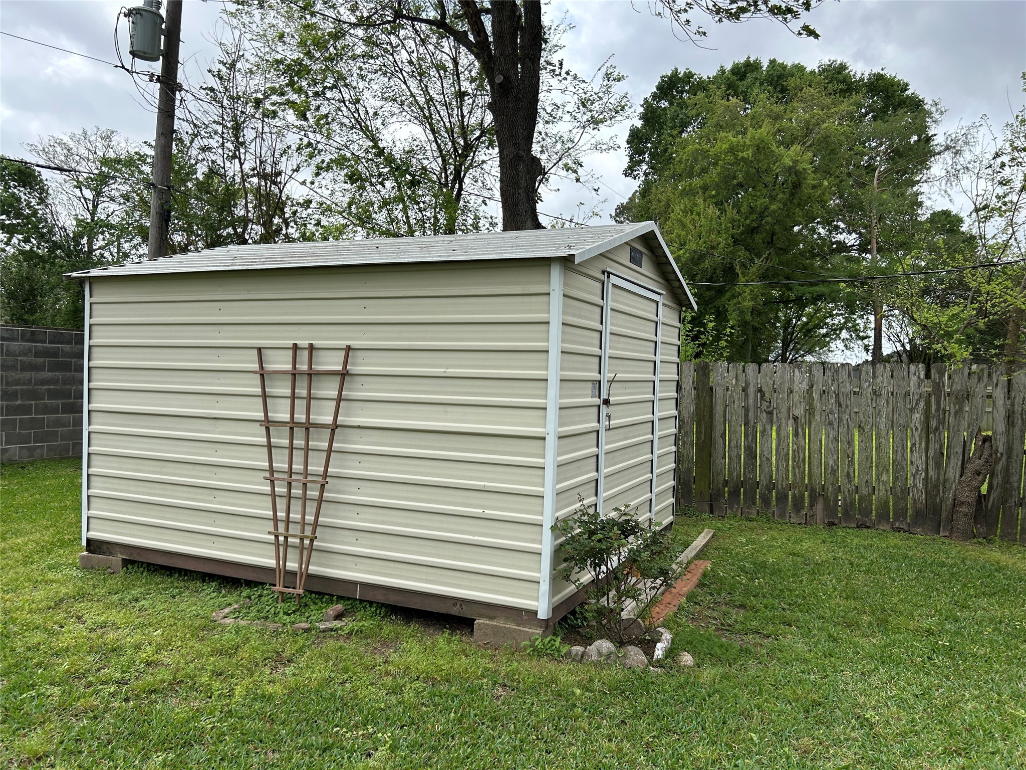 6018 Rena Street Houston, TX 77092 - Photo 27 of 28 a view of a back yard of the house