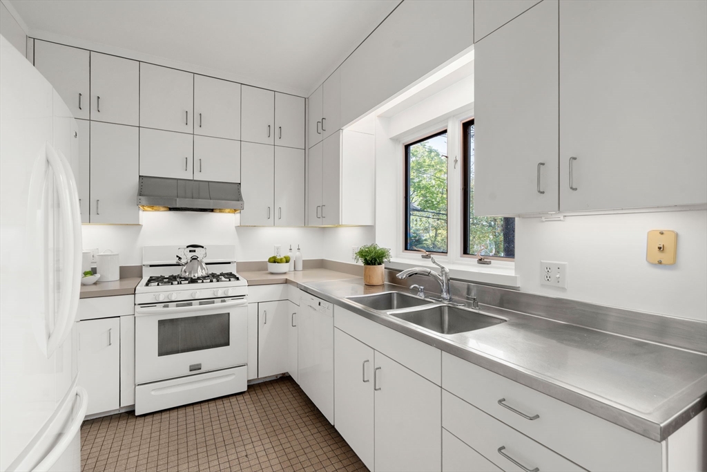 99-101 Larch Road, Unit 99 Cambridge, MA 02138 - Photo 11 of 38