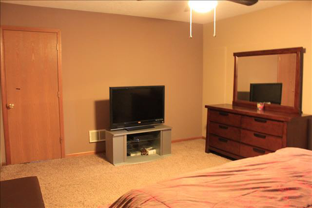 4737 East Dunbar Road Monroe, MI 48161 - Photo 8 of 19 20391585-7.JPG