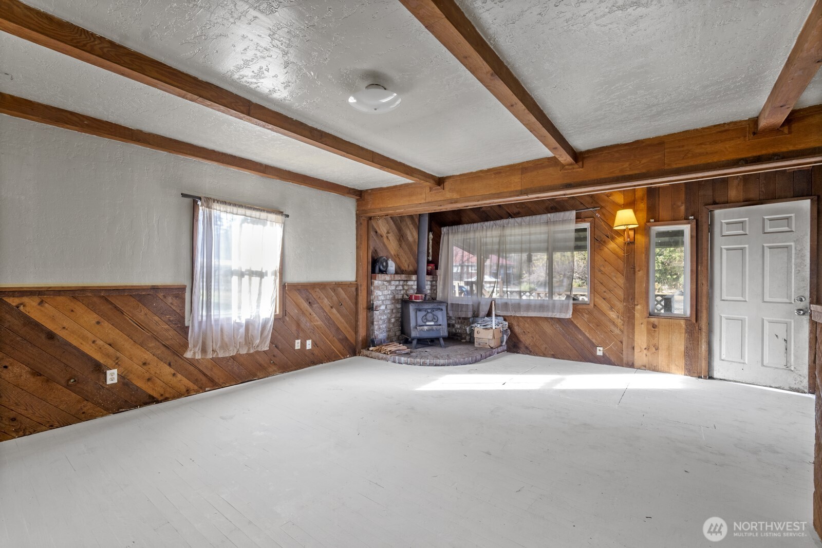 917 Byham Road Winlock, WA 98596 - Photo 4 of 19 a view of a hallway with a large bed