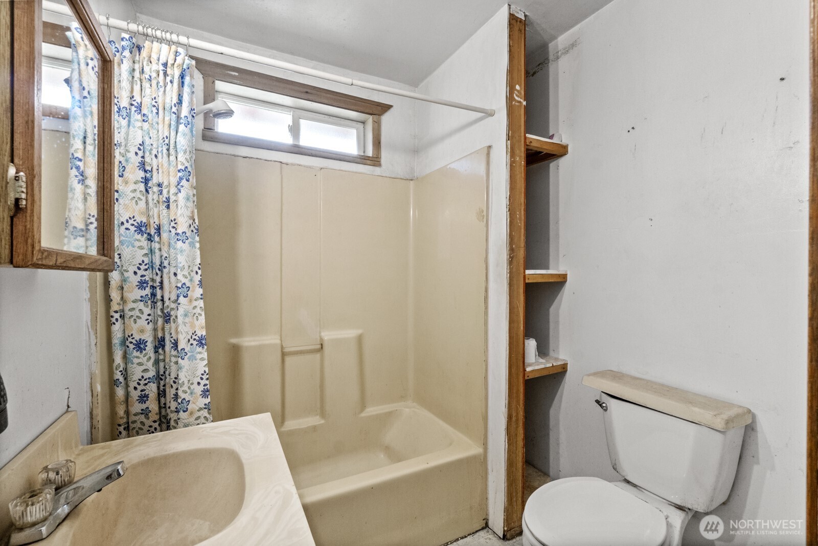 917 Byham Road Winlock, WA 98596 - Photo 8 of 19 a bathroom with a toilet and a sink