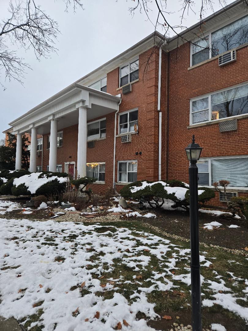 570 Princeton Street, Unit D2W Des Plaines, IL 60016 - Photo 3 of 10 a front view of a house