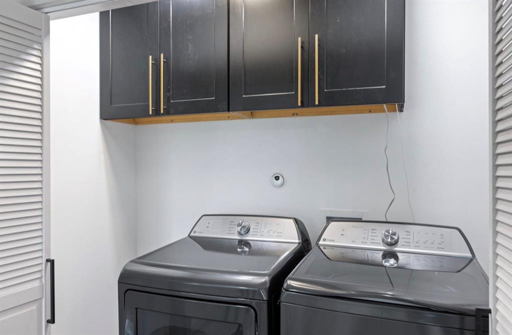 4927 Linnet Lane Dallas, TX 75209 - Photo 4 of 17 a bathroom with a sink and a mirror