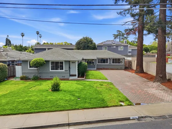 a view of a house with a yard