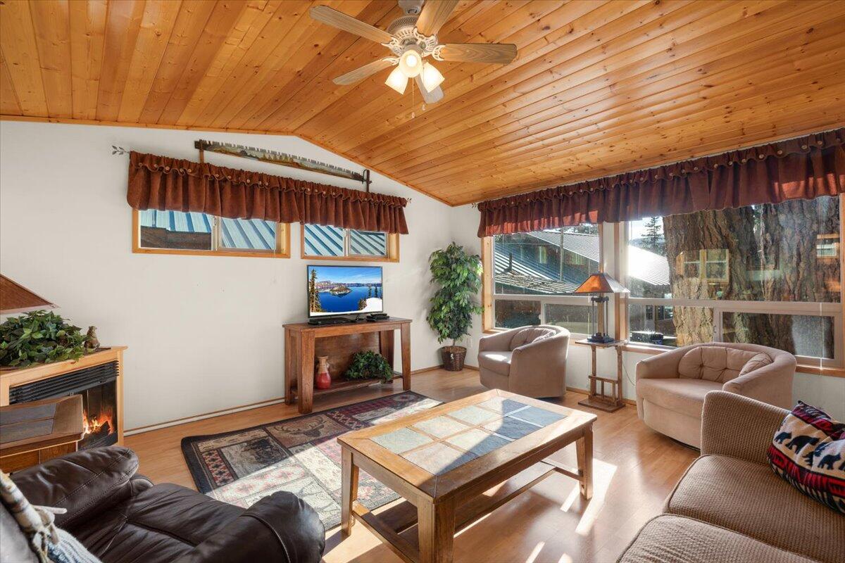 7900 Hyatt Prairie Road, Unit 25 Ashland, OR 97520 - Photo 4 of 20 Living Room with Light