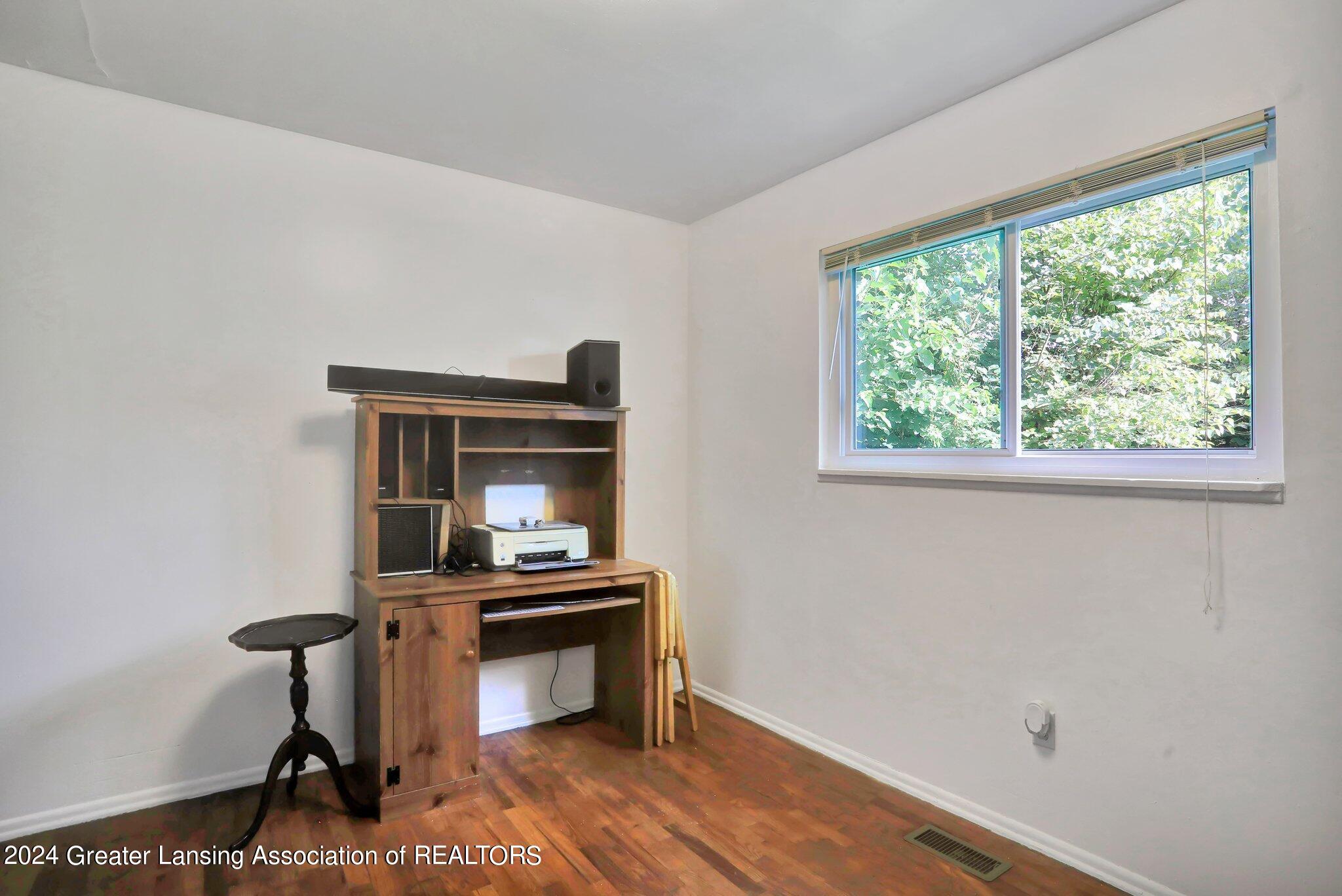 3301 Risdale Avenue Lansing, MI 48911 - Photo 11 of 30 17-web-or-mls-Open Ended Media-17