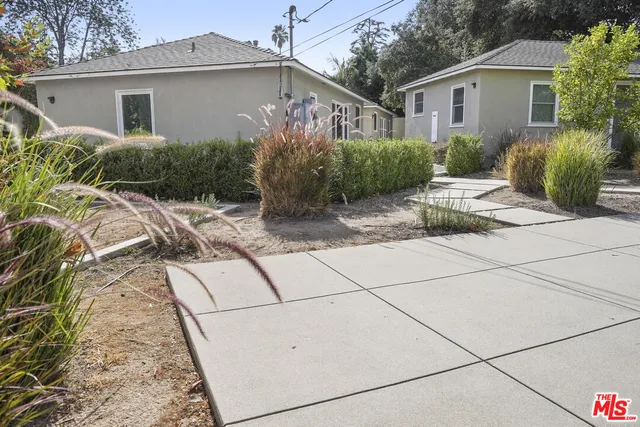 a view of a house with backyard and plants