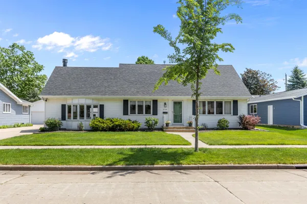 $399,900 | 2714 North Elmwood Court, Appleton, WI 54911