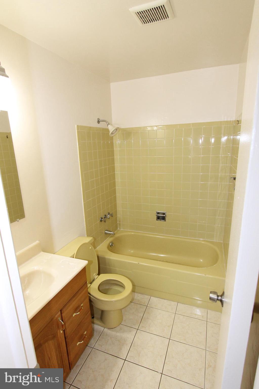386 Bolton Road East Windsor, NJ 08520 - Photo 19 of 30 Main Bath w/Shower-Tub