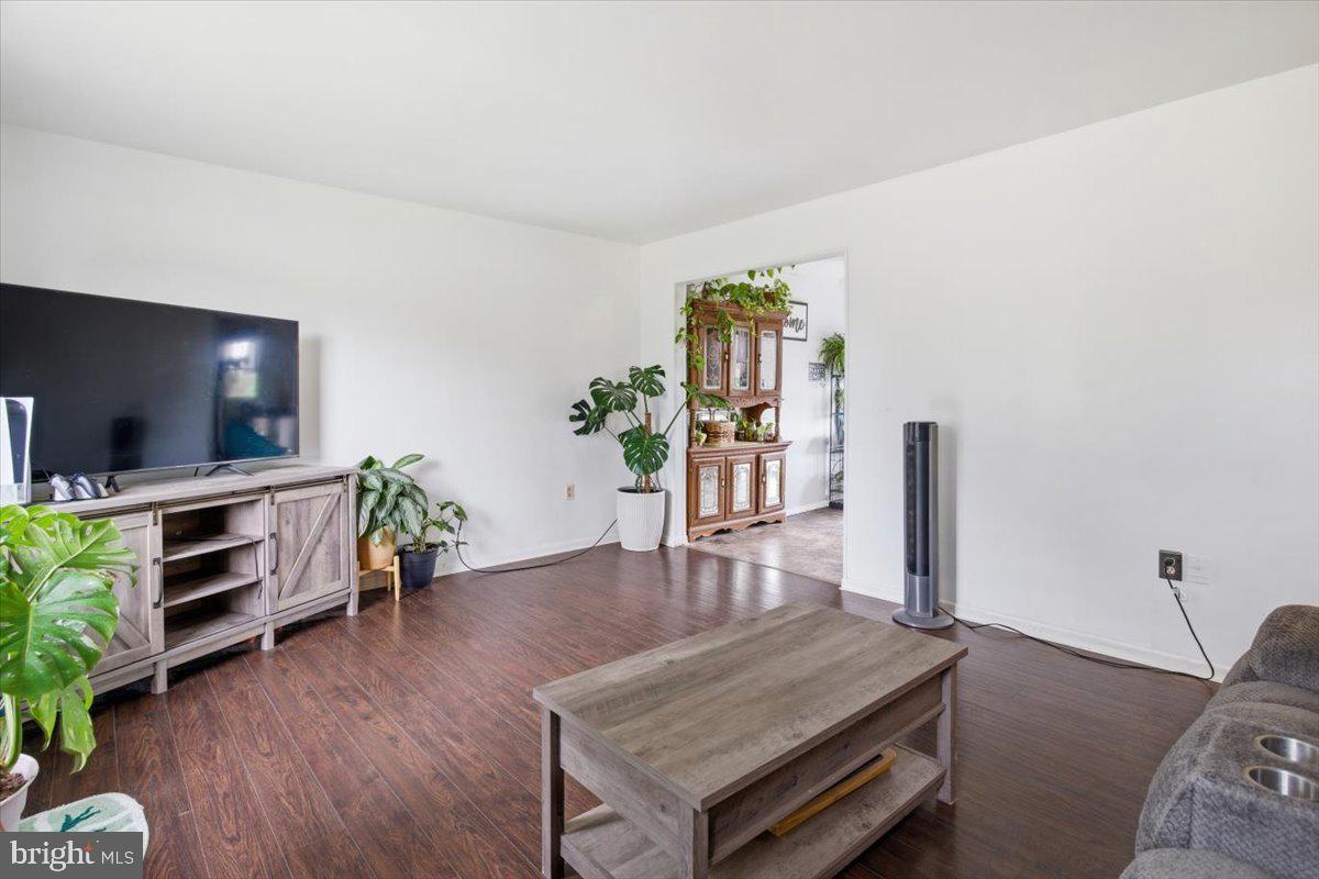 15421 Oakland Road Goldsboro, MD 21636 - Photo 2 of 20 a living room with furniture and a flat screen tv