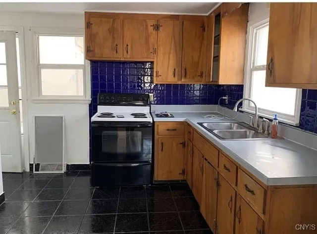 $289,900 | 402 Buckley Road, Salina, NY 13088