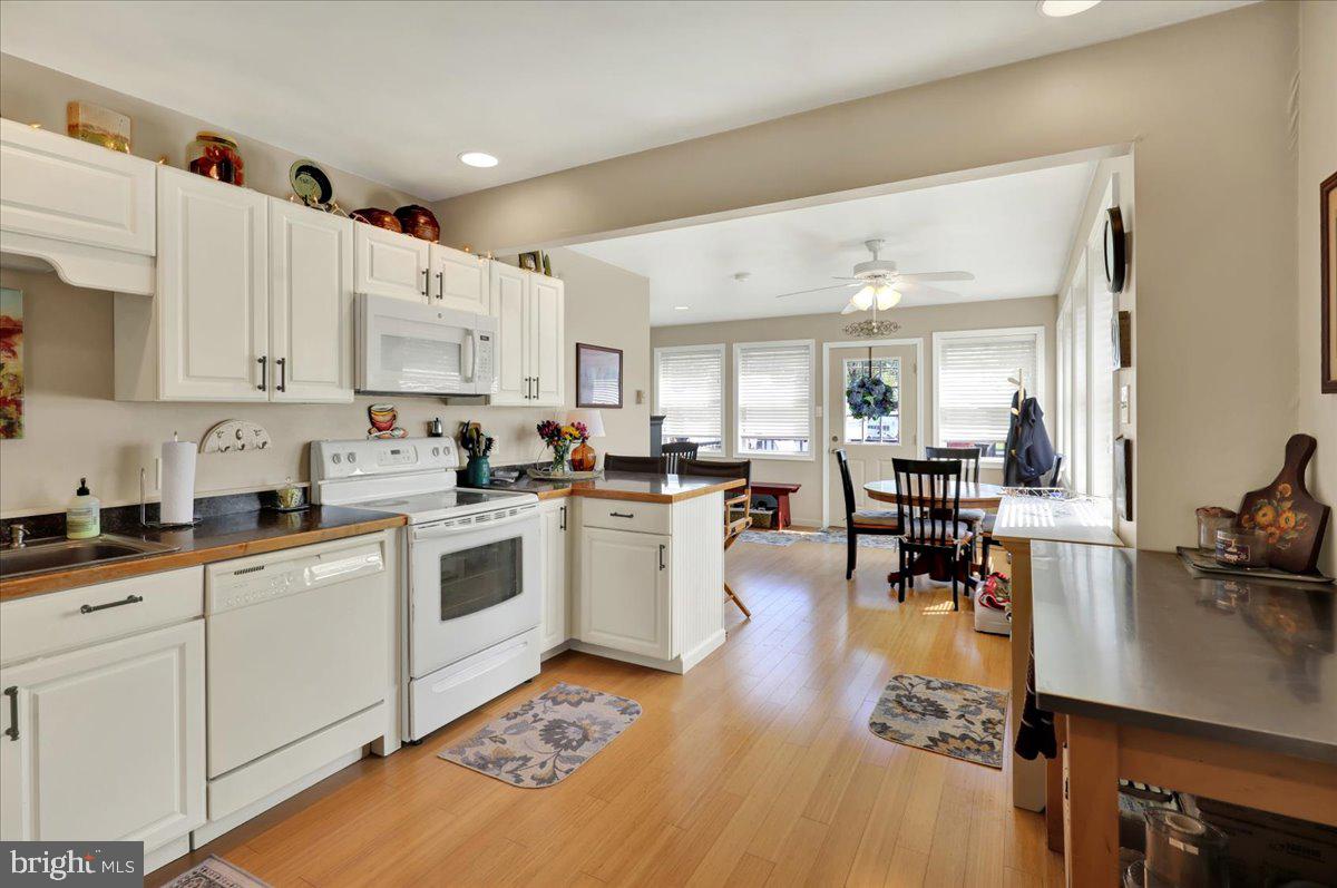 307 Summit Avenue Reading, PA 19607 - Photo 9 of 25 Bright and inviting kitchen space.
