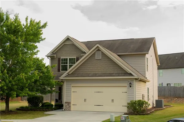 a view of a house with a yard