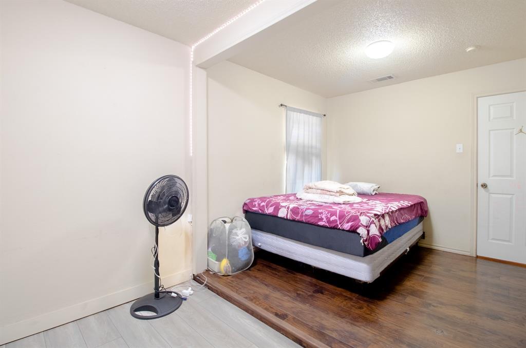 2651 Anderson Street Dallas, TX 75215 - Photo 16 of 21 2nd bedroom with sitting area