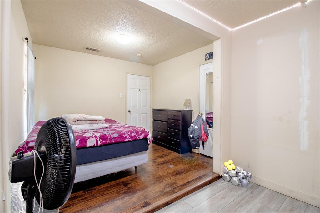2651 Anderson Street Dallas, TX 75215 - Photo 17 of 21 2nd bedroom with sitting area