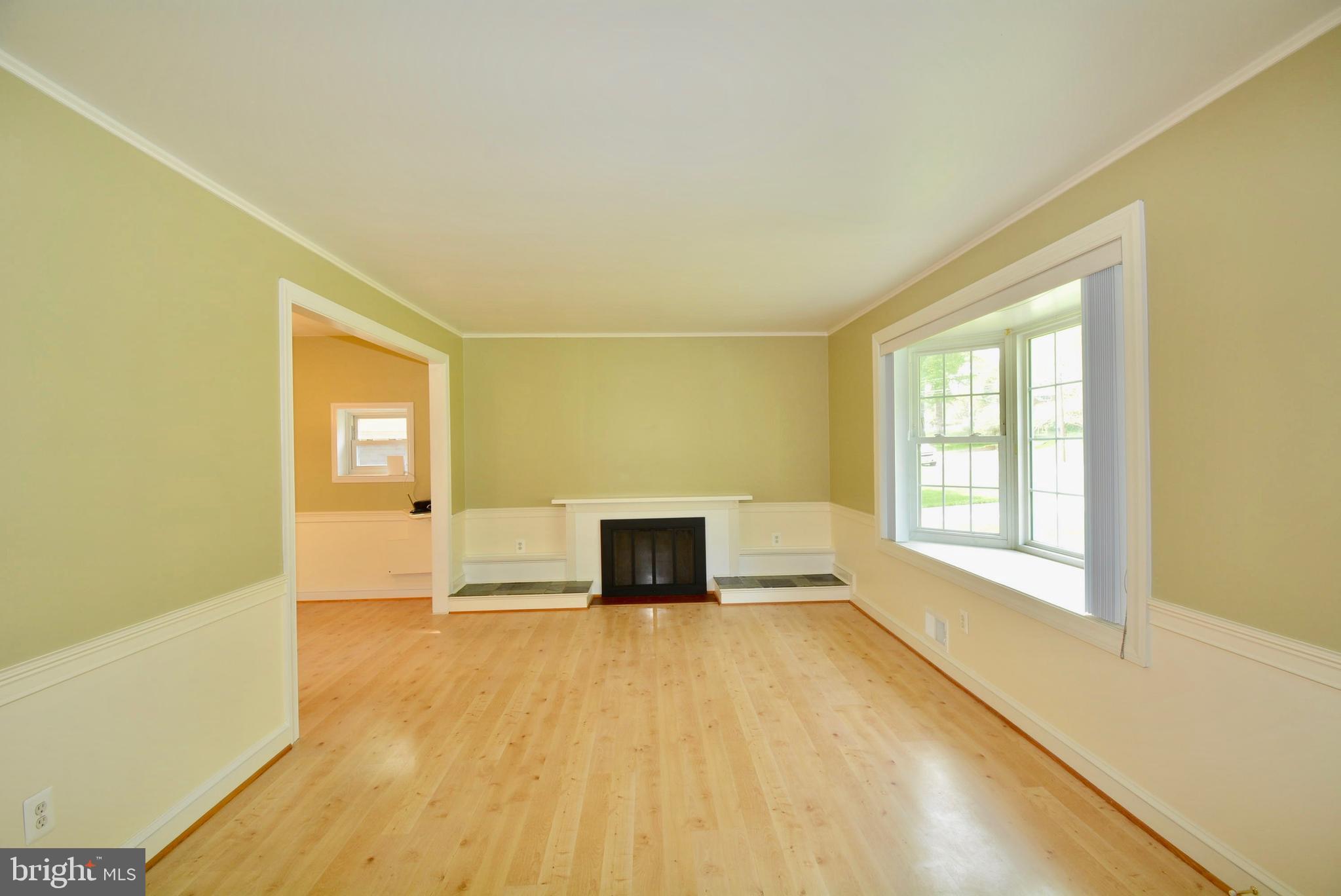 8921 Victoria Road Springfield, VA 22151 - Photo 4 of 29 Living Room