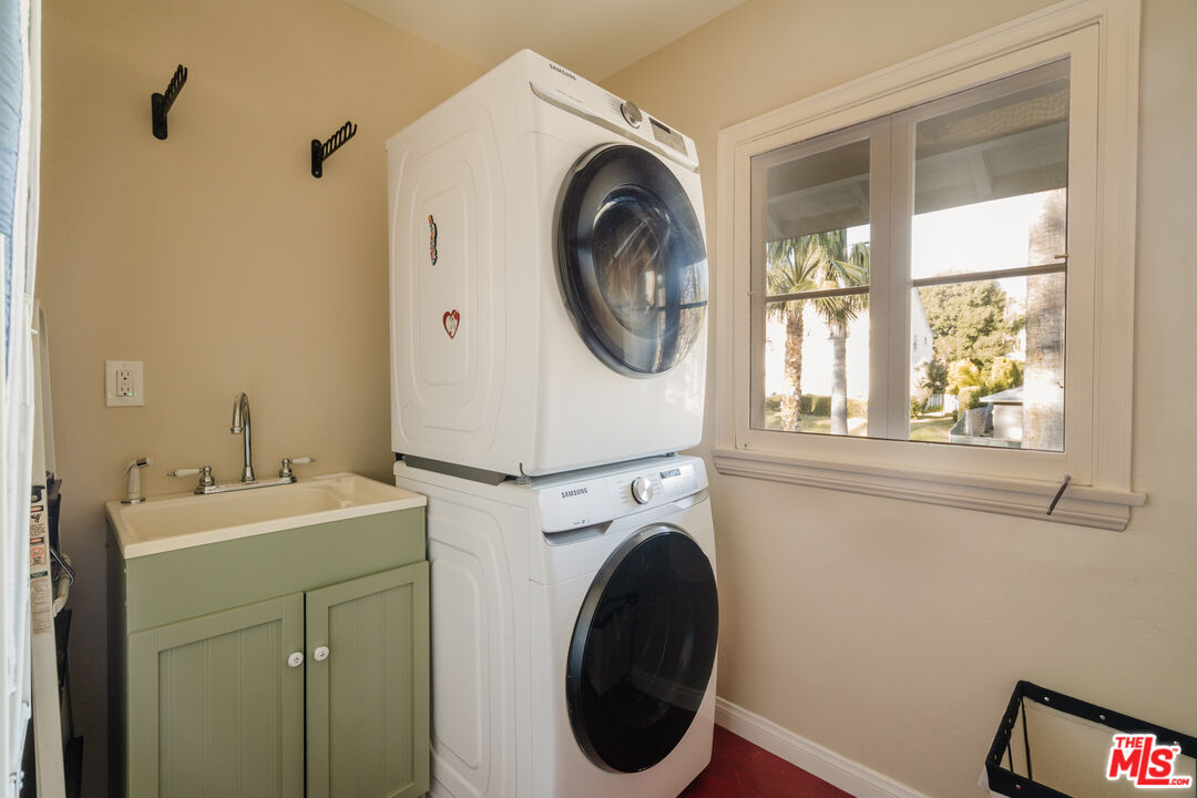 1465 Royal Boulevard Glendale, CA 91207 - Photo 51 of 67 a utility room with dryer washer and a window