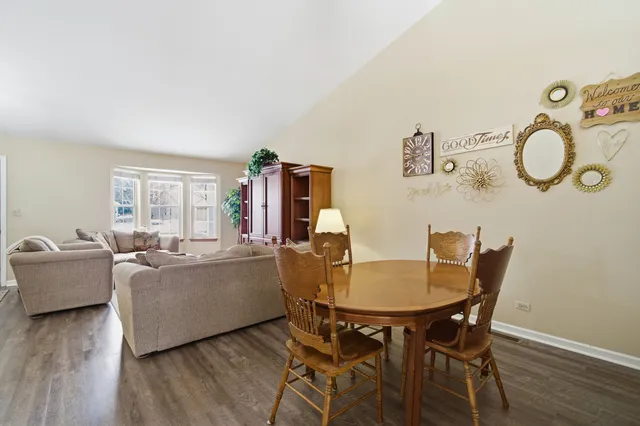 $299,000 | 1264 Huntington Drive, Mundelein, IL 60060