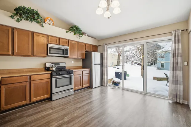 $299,000 | 1264 Huntington Drive, Mundelein, IL 60060