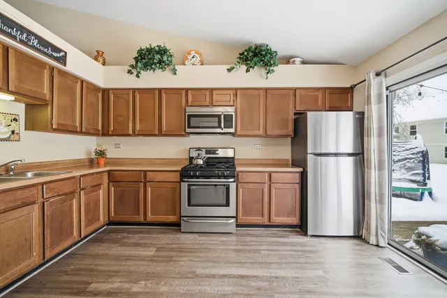 $299,000 | 1264 Huntington Drive, Mundelein, IL 60060