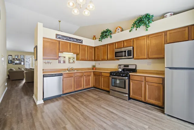 $299,000 | 1264 Huntington Drive, Mundelein, IL 60060