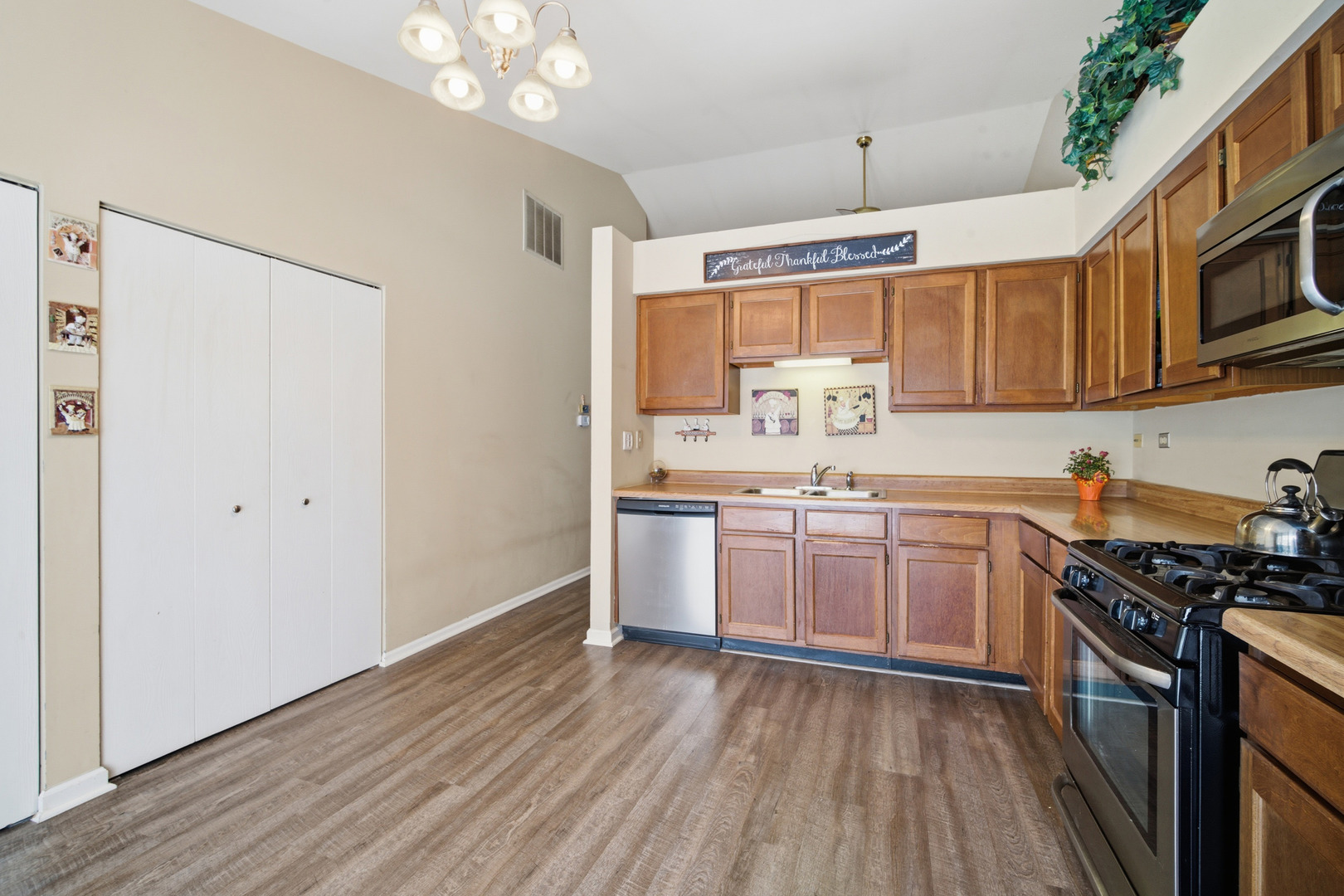 1264 Huntington Drive Mundelein, IL 60060 - Photo 15 of 32 a kitchen with a sink window and cabinets
