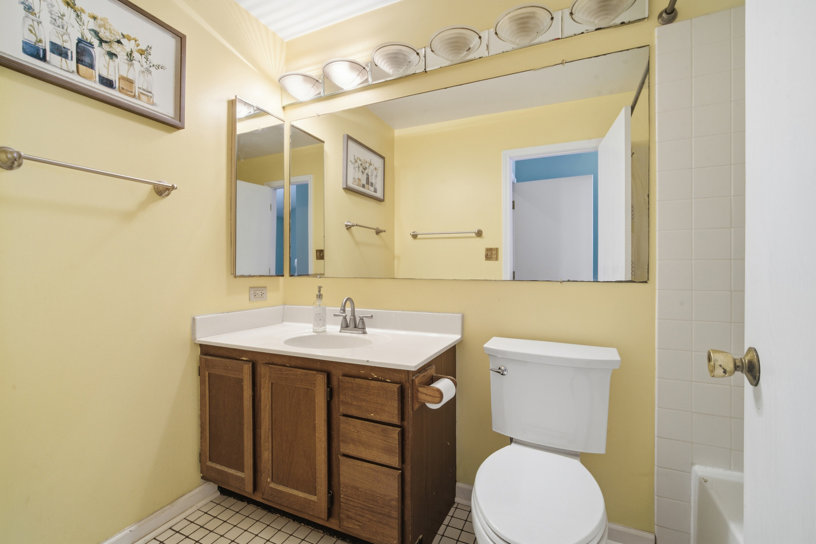 1264 Huntington Drive Mundelein, IL 60060 - Photo 18 of 32 a bathroom with a toilet a sink and mirror