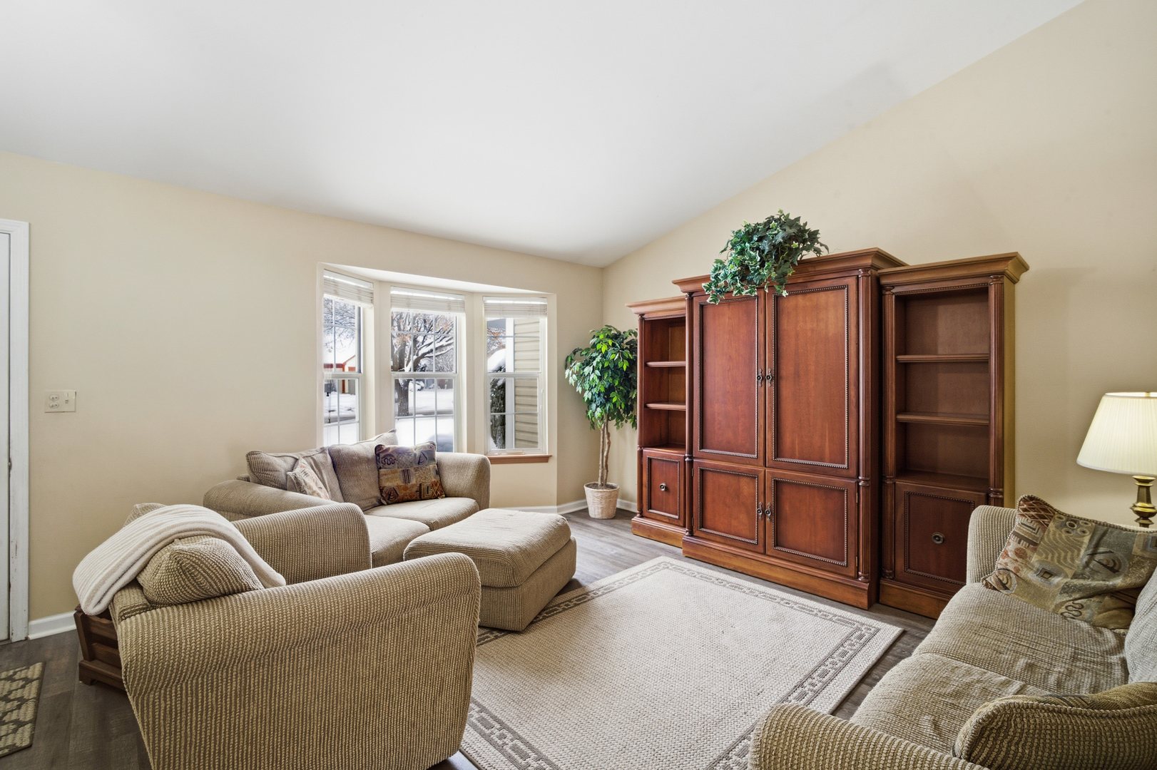 1264 Huntington Drive Mundelein, IL 60060 - Photo 7 of 32 a living room with furniture