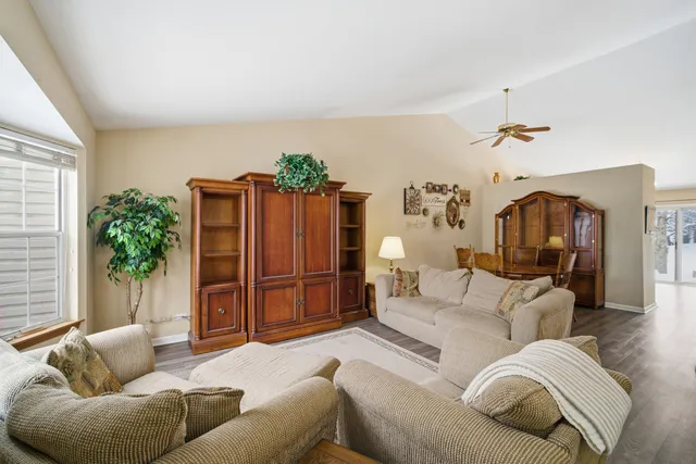 $299,000 | 1264 Huntington Drive, Mundelein, IL 60060