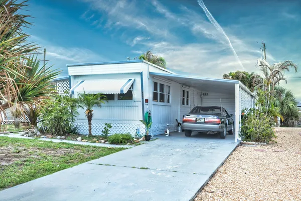 a view of house with car parked