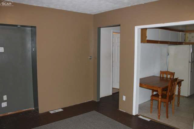3299 South Center Road Burton, MI 48519 - Photo 5 of 14 20459856-4.JPG