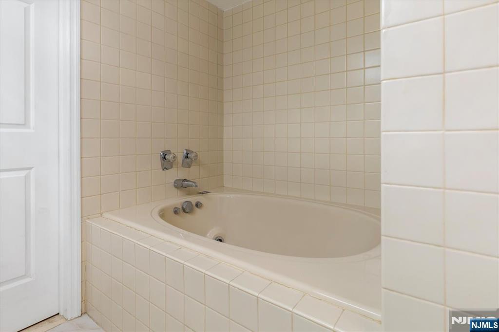 2 Crystal Lane, Unit 294 Paterson, NJ 07501 - Photo 16 of 30 a bathroom with a tub