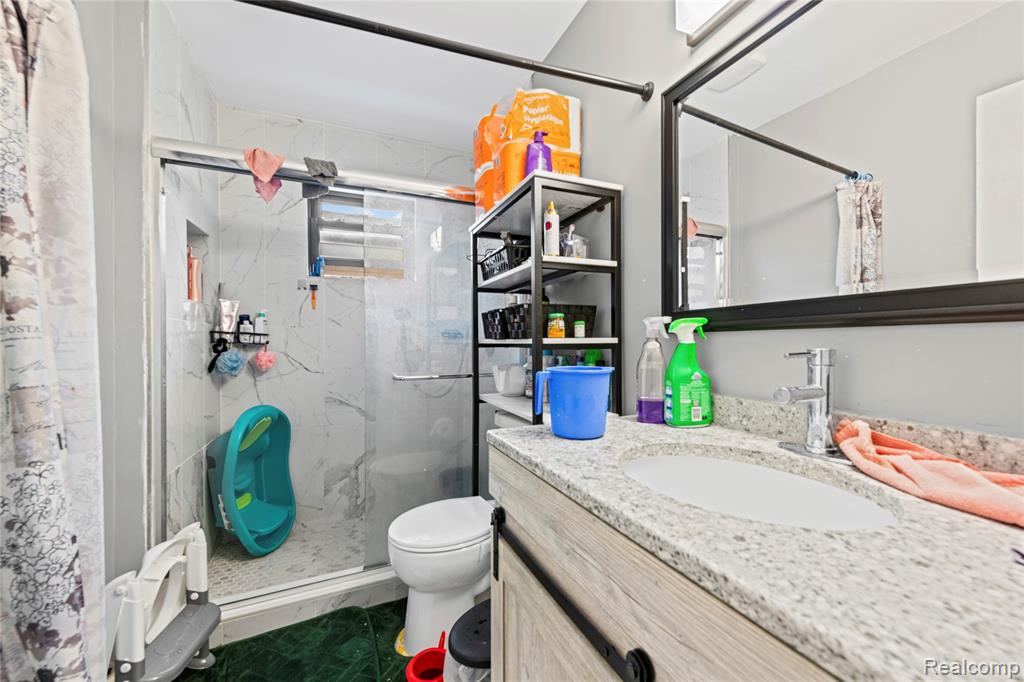 8153 Dale Center Line, MI 48015 - Photo 14 of 19