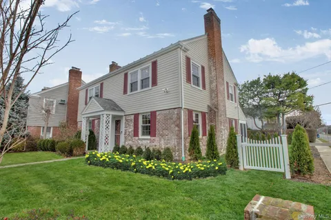 $1,400,000 | 2 Bayview Court, Manhasset, NY 11030