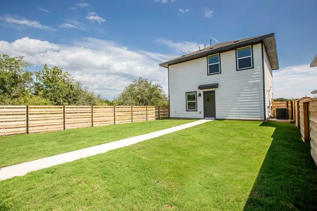 $1,895 | 331 Bugbee, Kyle, TX 78640