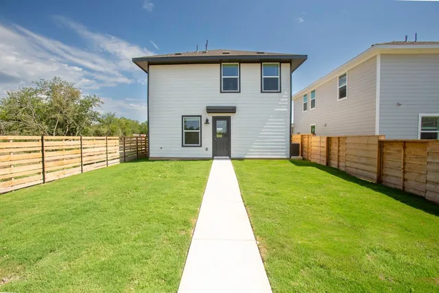 $1,895 | 331 Bugbee, Kyle, TX 78640