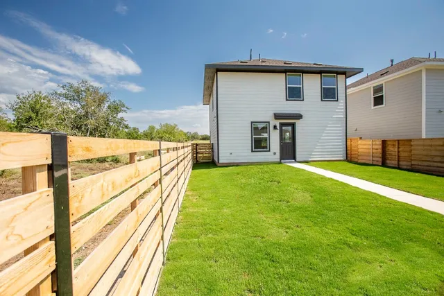 $1,895 | 331 Bugbee, Kyle, TX 78640