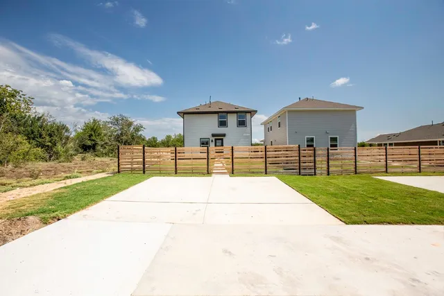 $1,895 | 331 Bugbee, Kyle, TX 78640