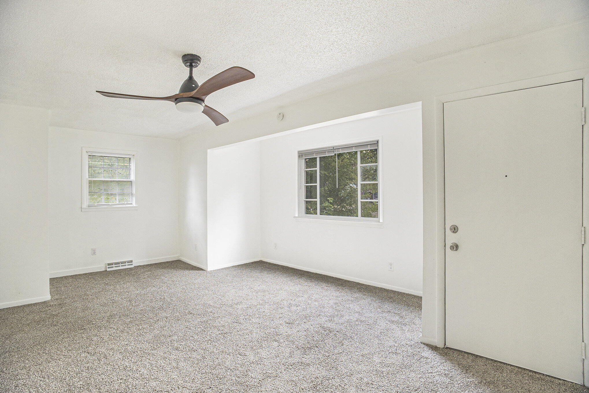 1535 Debaker Road Muskegon, MI 49442 - Photo 4 of 25 005_42a5303