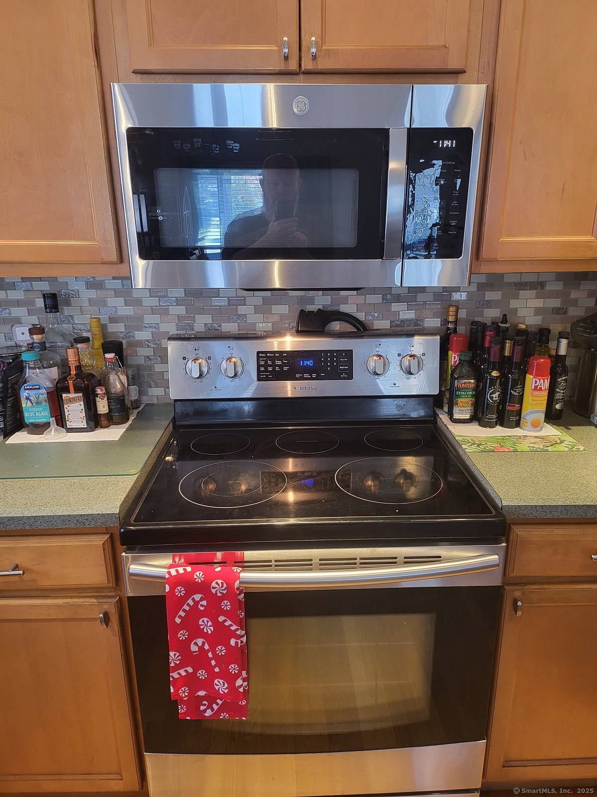 34 Transylvania Road Woodbury, CT 06798 - Photo 6 of 17 a stove top oven sitting inside of a kitchen