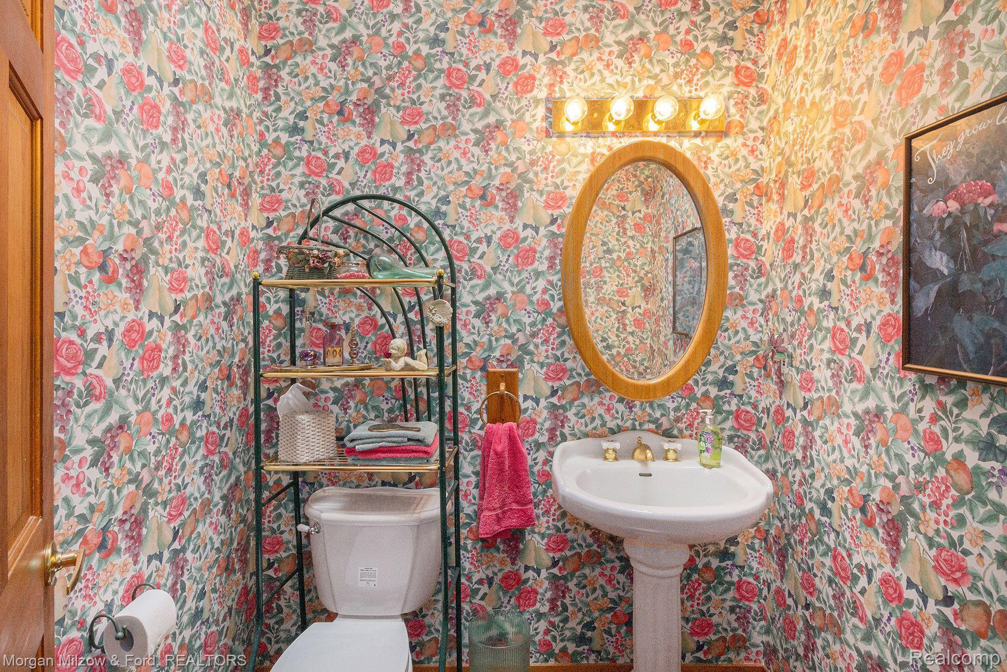 7979 Foster Road Clarkston, MI 48346 - Photo 14 of 45 Powder bath