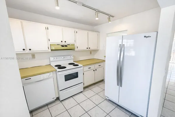 $2,150 | 1630 West 46th Street, Unit 514B, Hialeah, FL 33012