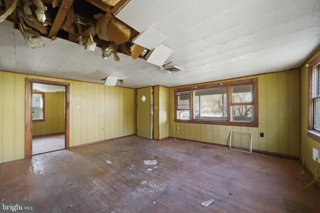 a view of a livingroom with an empty space