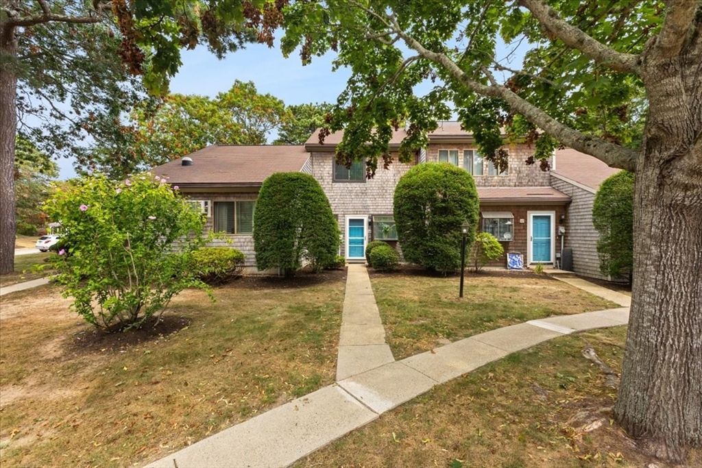 84 Round House Road, Unit 84 Bourne, MA 02532 - Photo 29 of 33 a front view of a house with garden