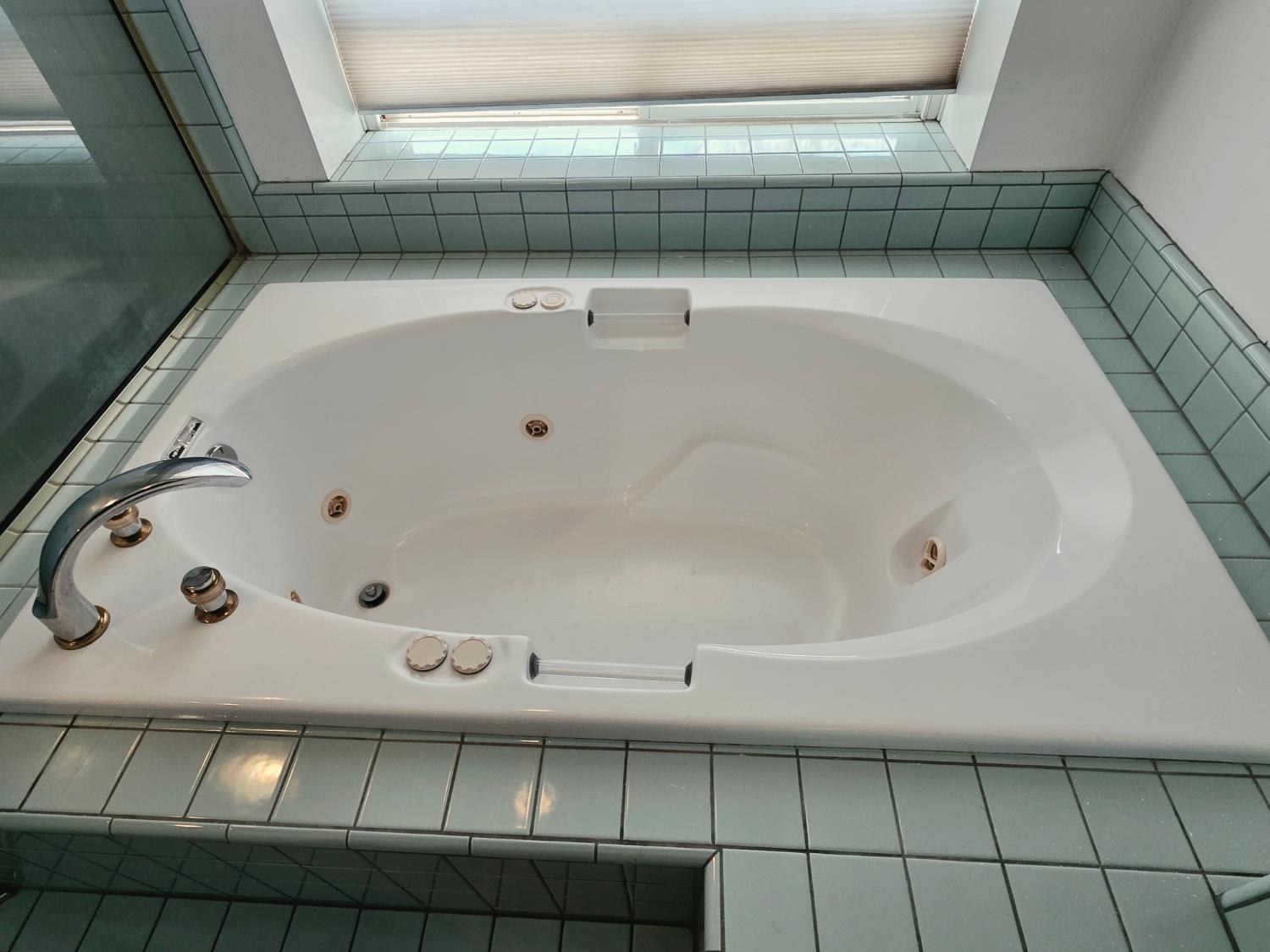 2214 Holt Avenue Sanger, CA 93657 - Photo 38 of 54 Jetted Tub