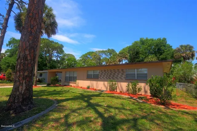 a view of yard with green space