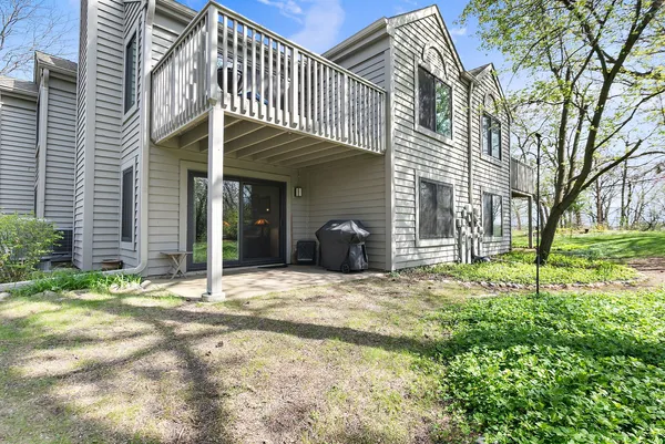 $370,000 | 993 Longmeadow Court, Unit 1028, Lake Barrington, IL 60010