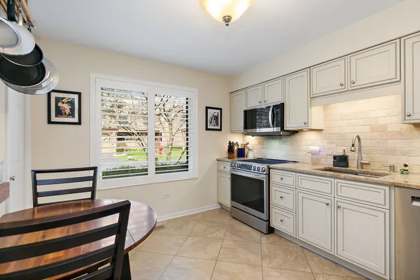 $370,000 | 993 Longmeadow Court, Unit 1028, Lake Barrington, IL 60010