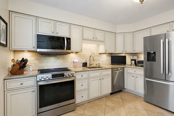 $370,000 | 993 Longmeadow Court, Unit 1028, Lake Barrington, IL 60010